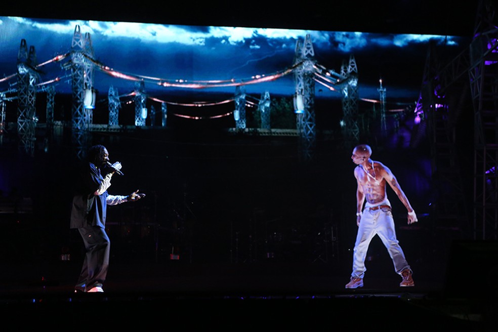 Snopp Dogg canta com 'holograma' de Tupac no Coachella 2012 — Foto: Christopher Polk/Getty Images for Coachella