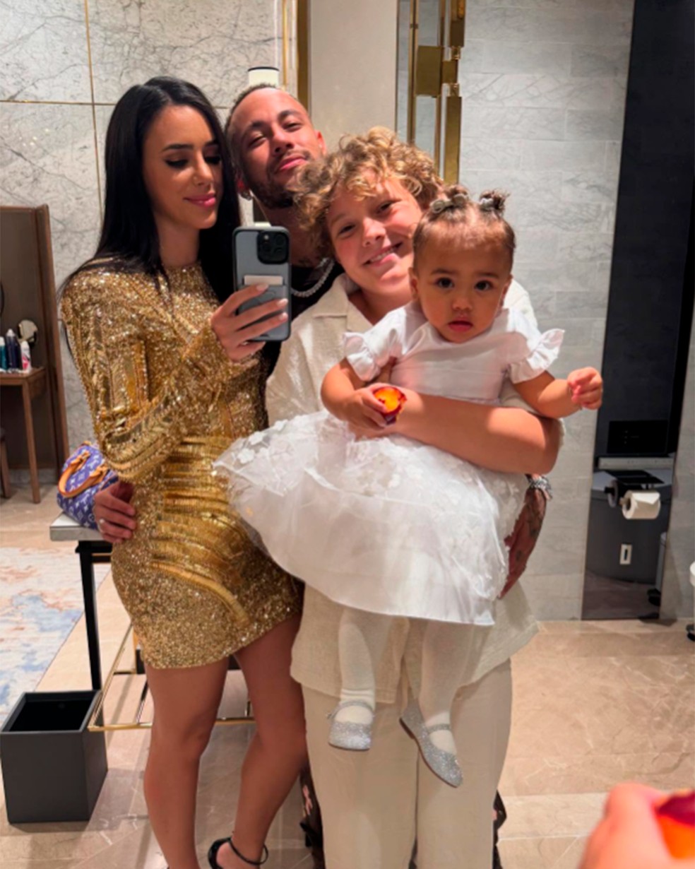 Neymar posta com Bruna Biancardi e os filhos Davi Lucca e Mavie — Foto: Reprodução