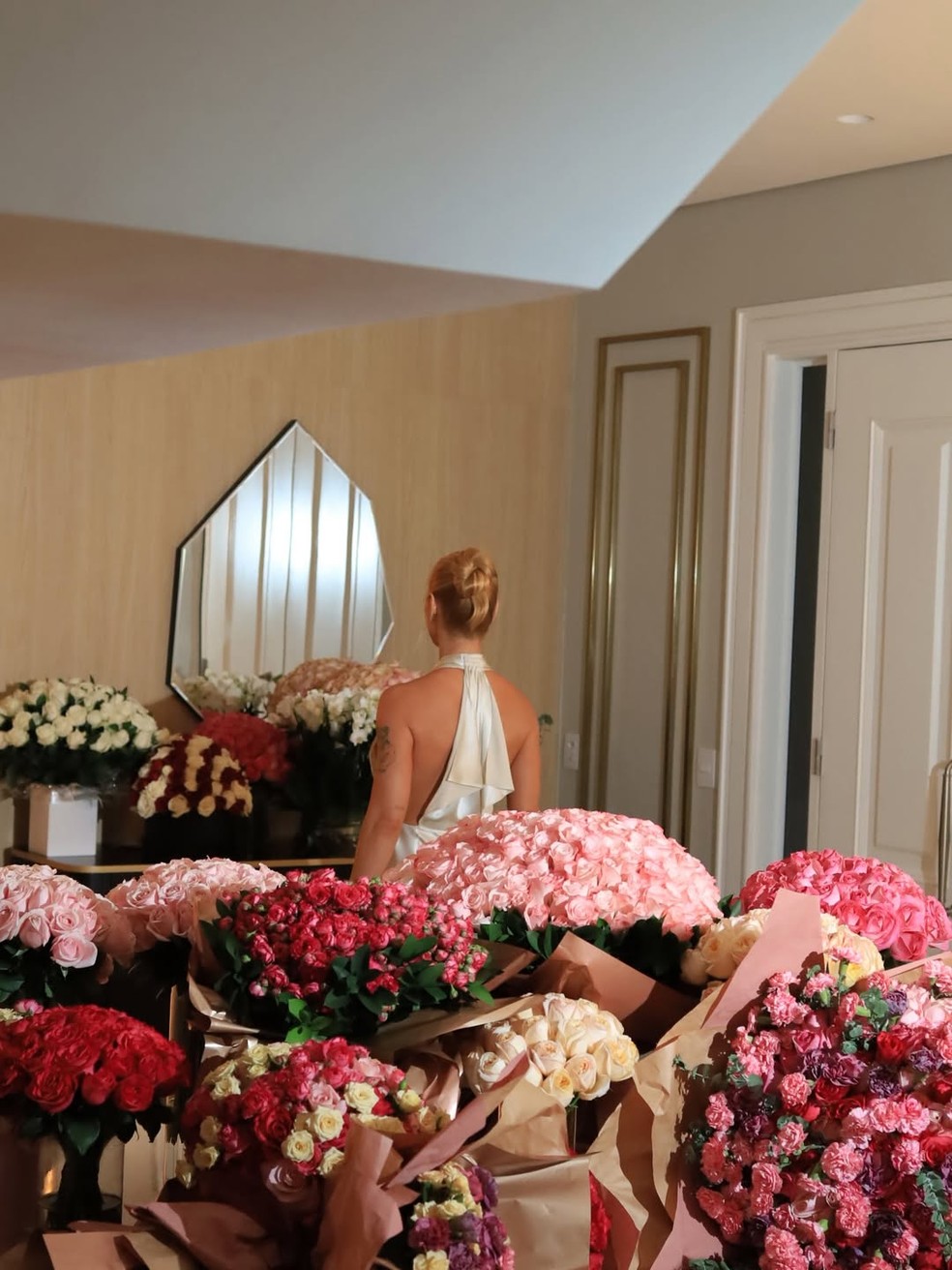 Andressa Suita comemora aniversário em família com festa repleta de flores — Foto: Reprodução/Instagram