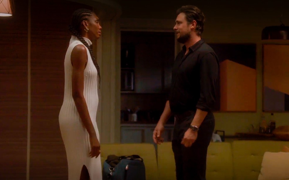 Taís (Késia) e Átila (Sergio Guizé) têm conversa definitiva em Elas por Elas — Foto: Globo