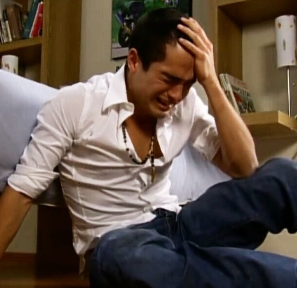 Miguel chora em cena de Rebelde — Foto: IMDb