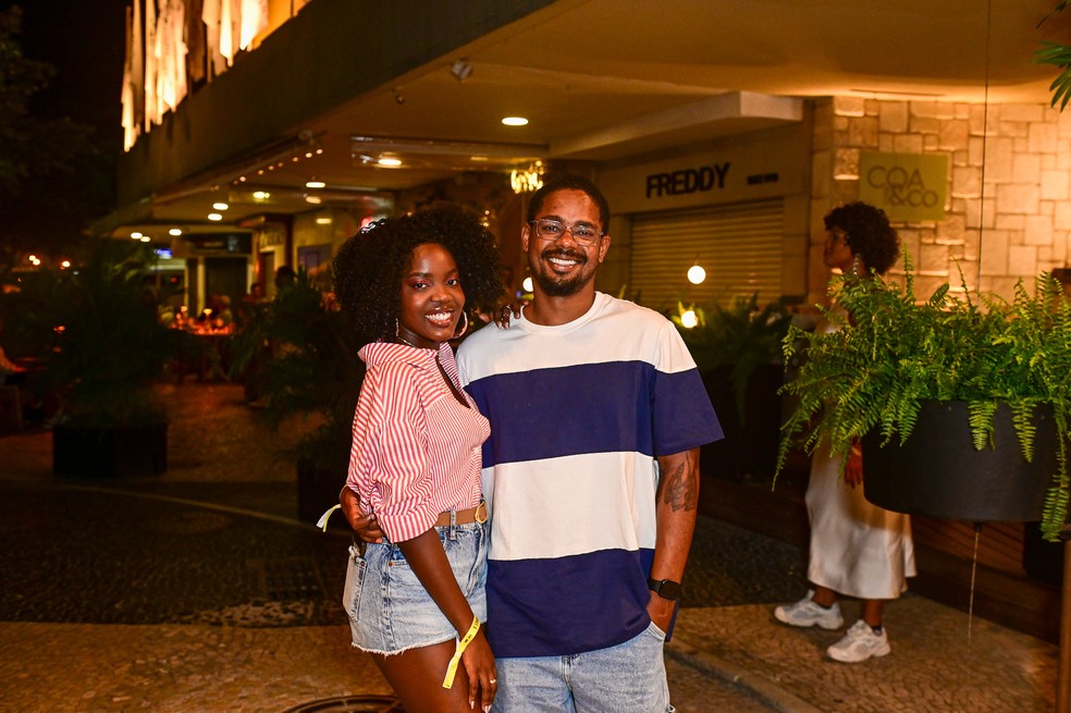 Clara Moneke e o namorado a caminho de Ivete 3.0 — Foto: Marcelo Sá Barretto - Agnews