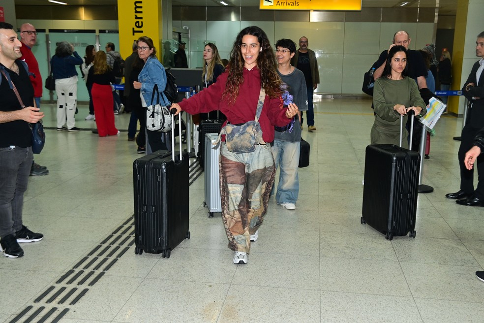 Marina Sena esbanja simpatia ao desembarcar no aeroporto — Foto: AgNews