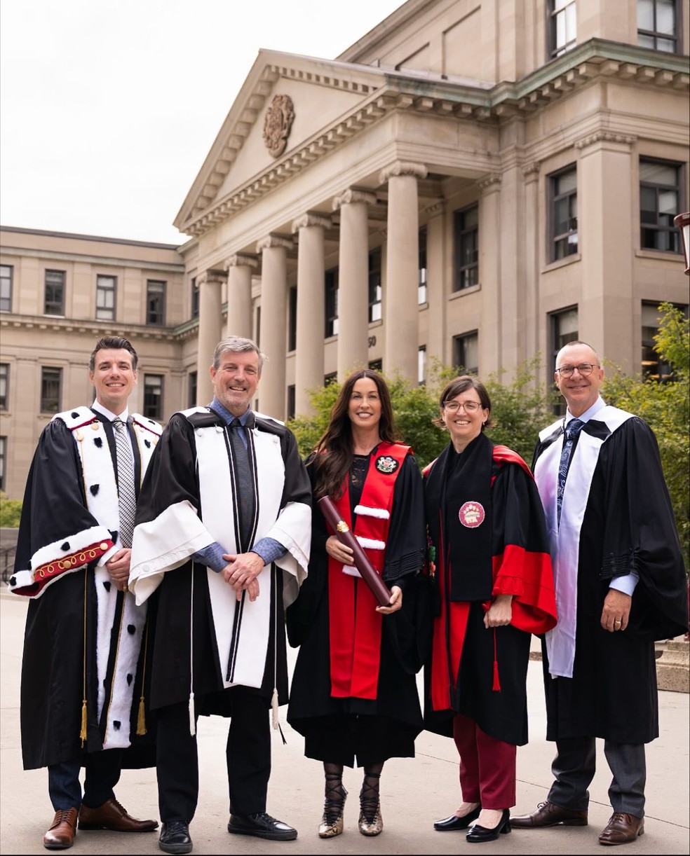 Alanis Morissette celebra doutorado honorário — Foto: Instagram