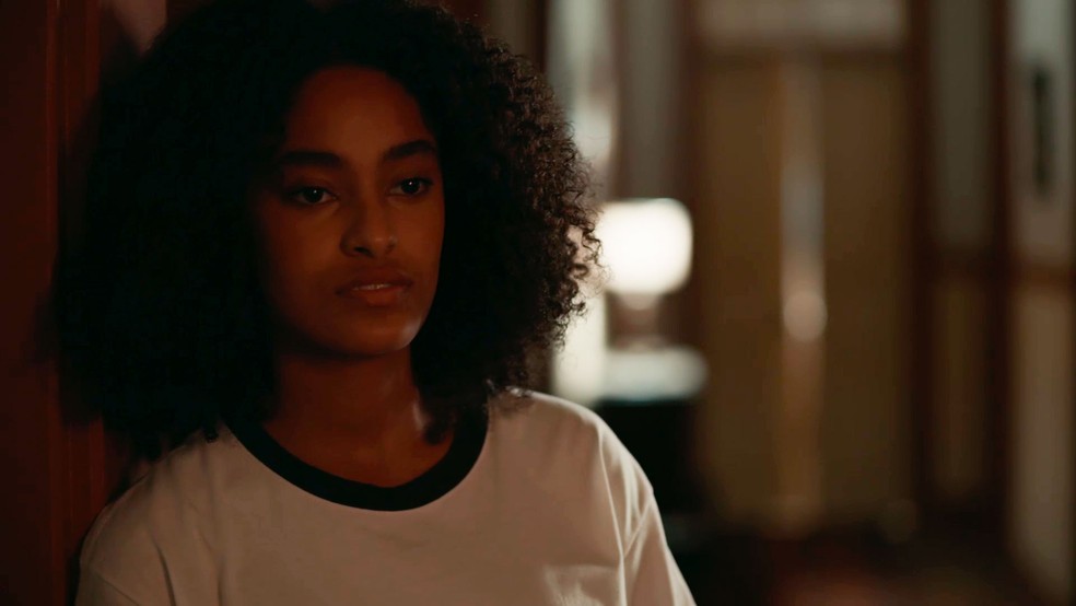 Em Renascer, Teca (Lívia Silva) fica chocada com o que ouve — Foto: Globo
