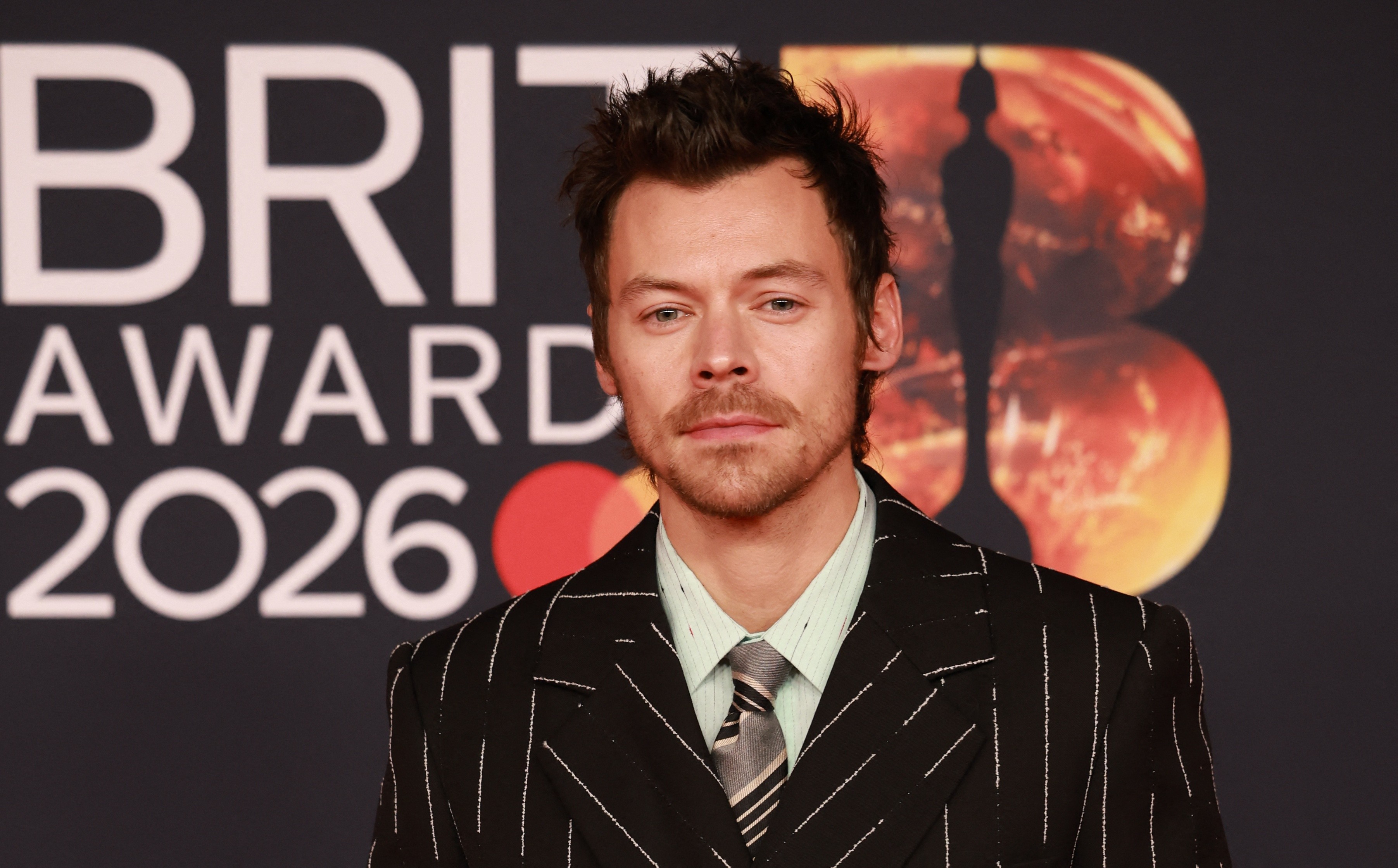 BRIT Awards 2026: veja os looks dos famosos no tapete vermelho