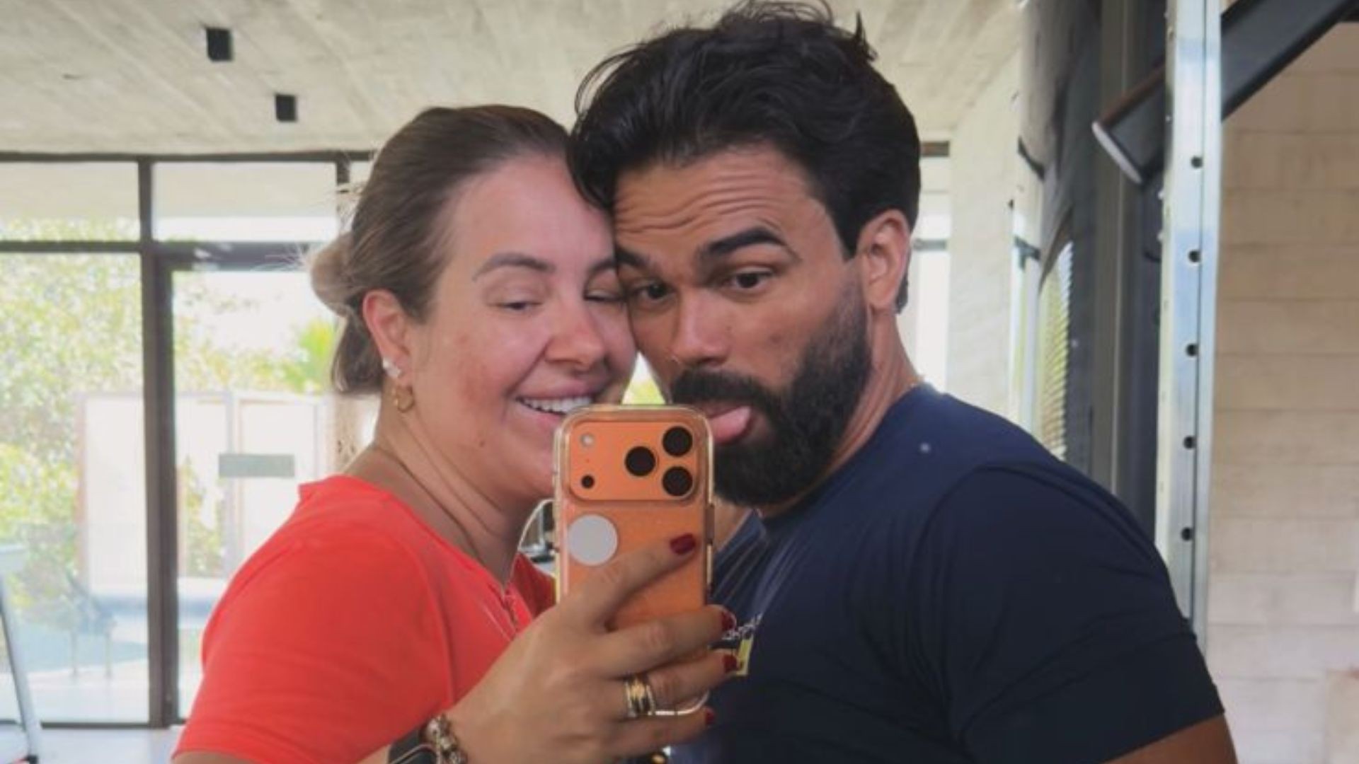 Patrícia Leitte posa com o marido em dia de treino e conversa sobre estrias na gravidez