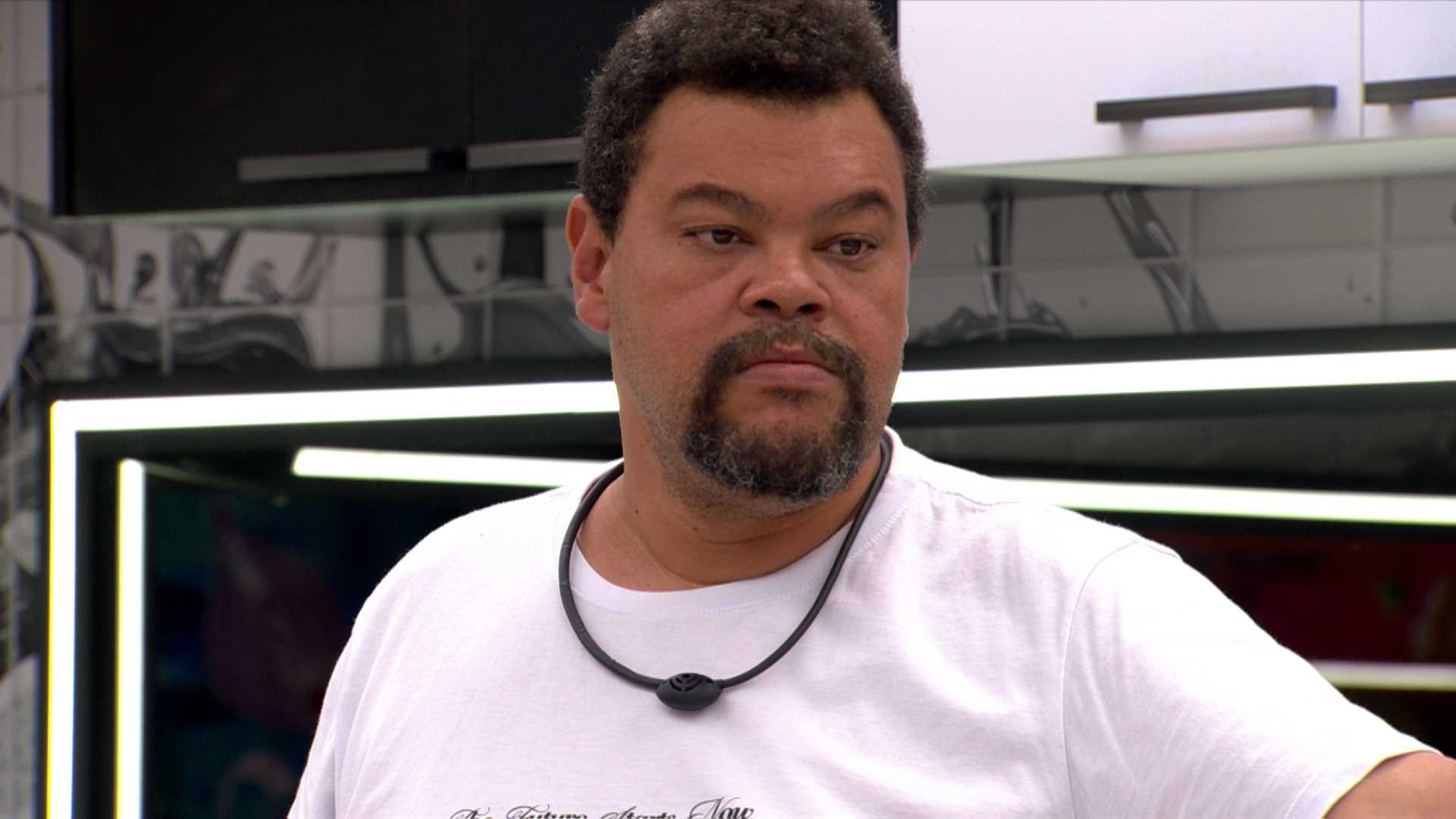 No BBB 26, Babu Santana orienta Breno e Marcelo sobre estratégia de defesa no jogo