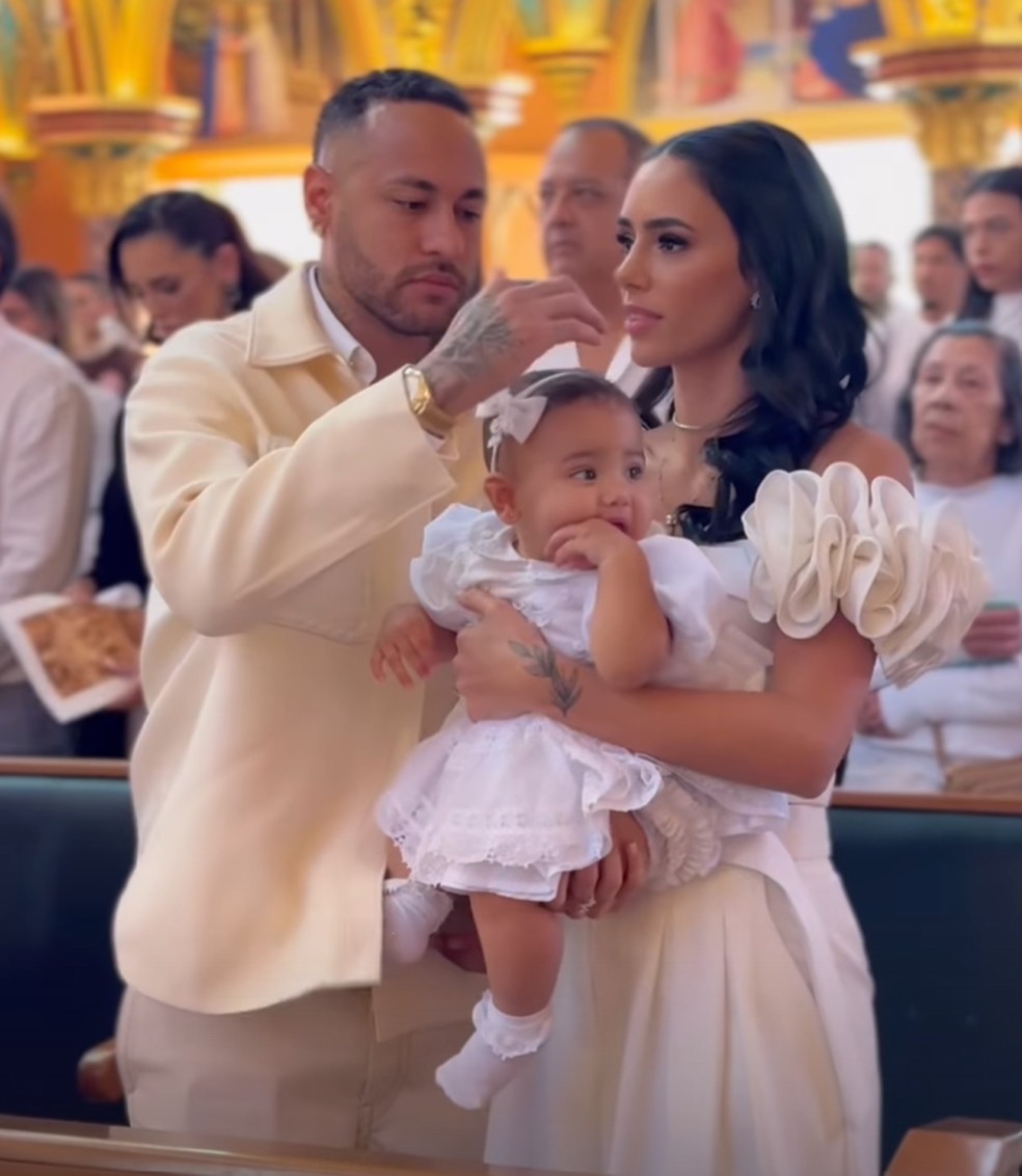 Neymar, Bruna Biancardi e Mavi no batizado da pequena — Foto: Reprodução/Instagram