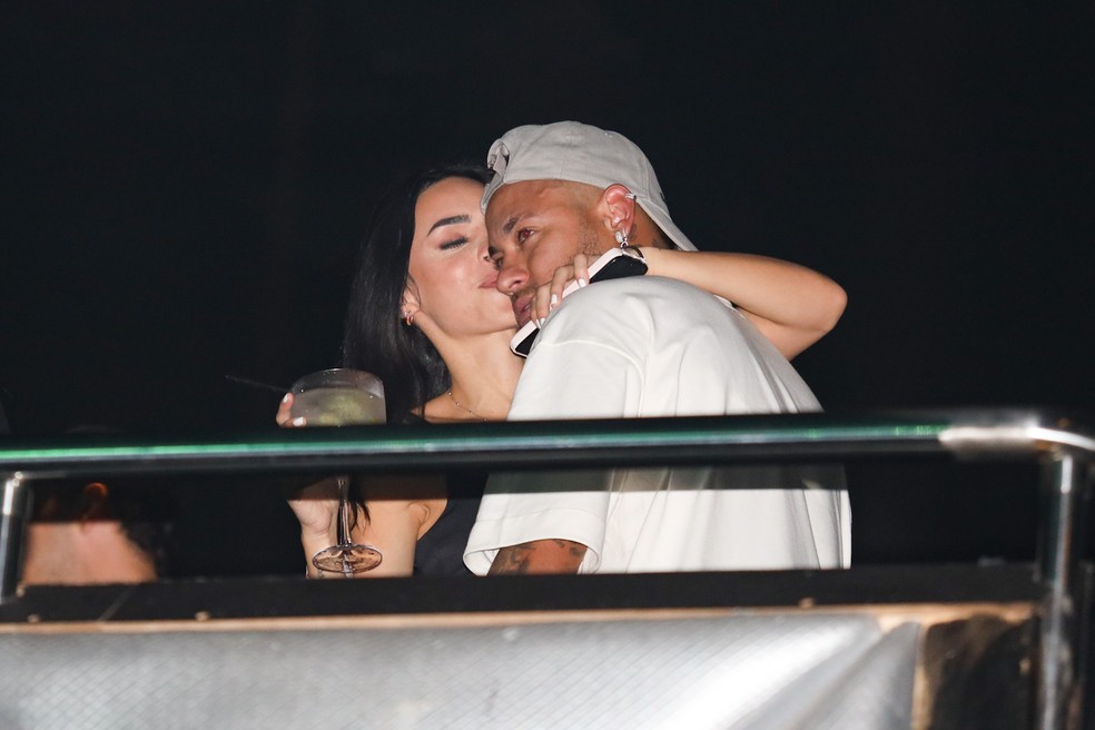 Bruna Biancardi e Neymar são só chamego em show do Thiaguinho — Foto: Brazil News