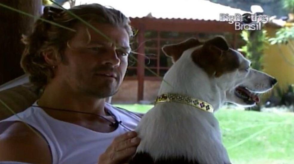Caetano e a mascote Molly — Foto: TV Globo