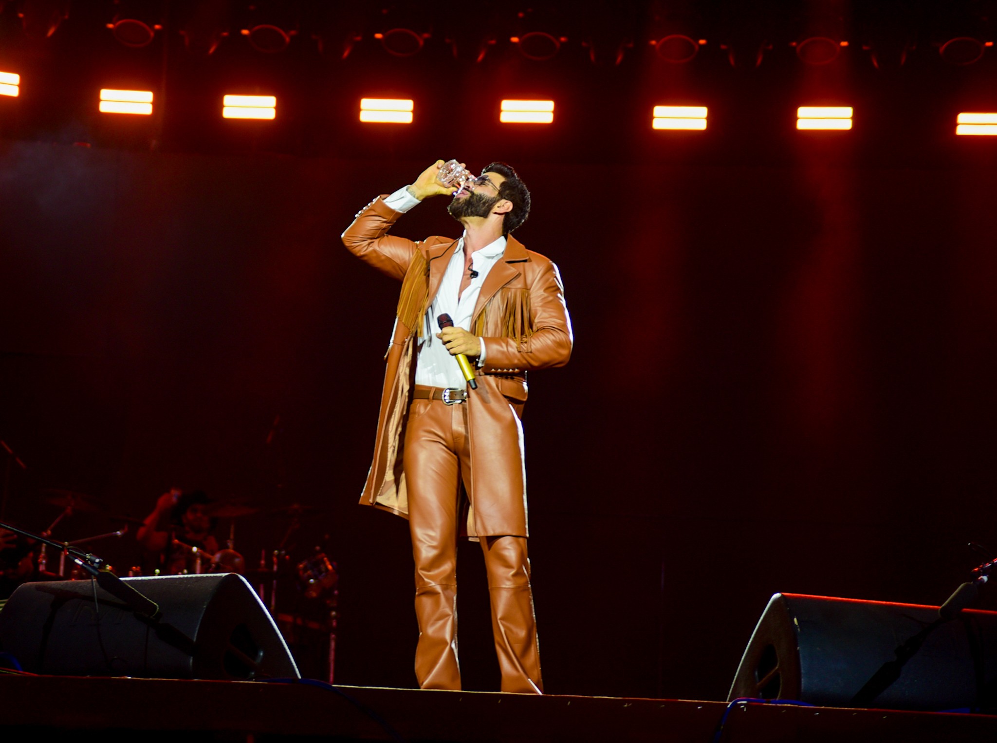 Gusttavo Lima se apresentando no palco em Barretos durante a madrugada
