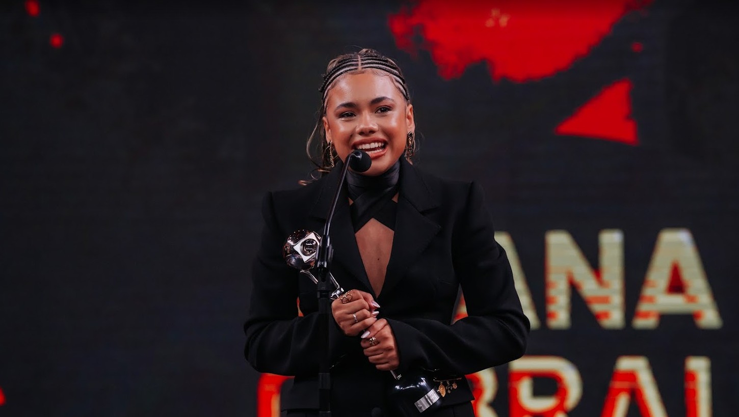 Alana Cabral vence categoria revelação no Melhores do Ano 2025 e se emociona: 'Honra estar onde estou com 18 anos'