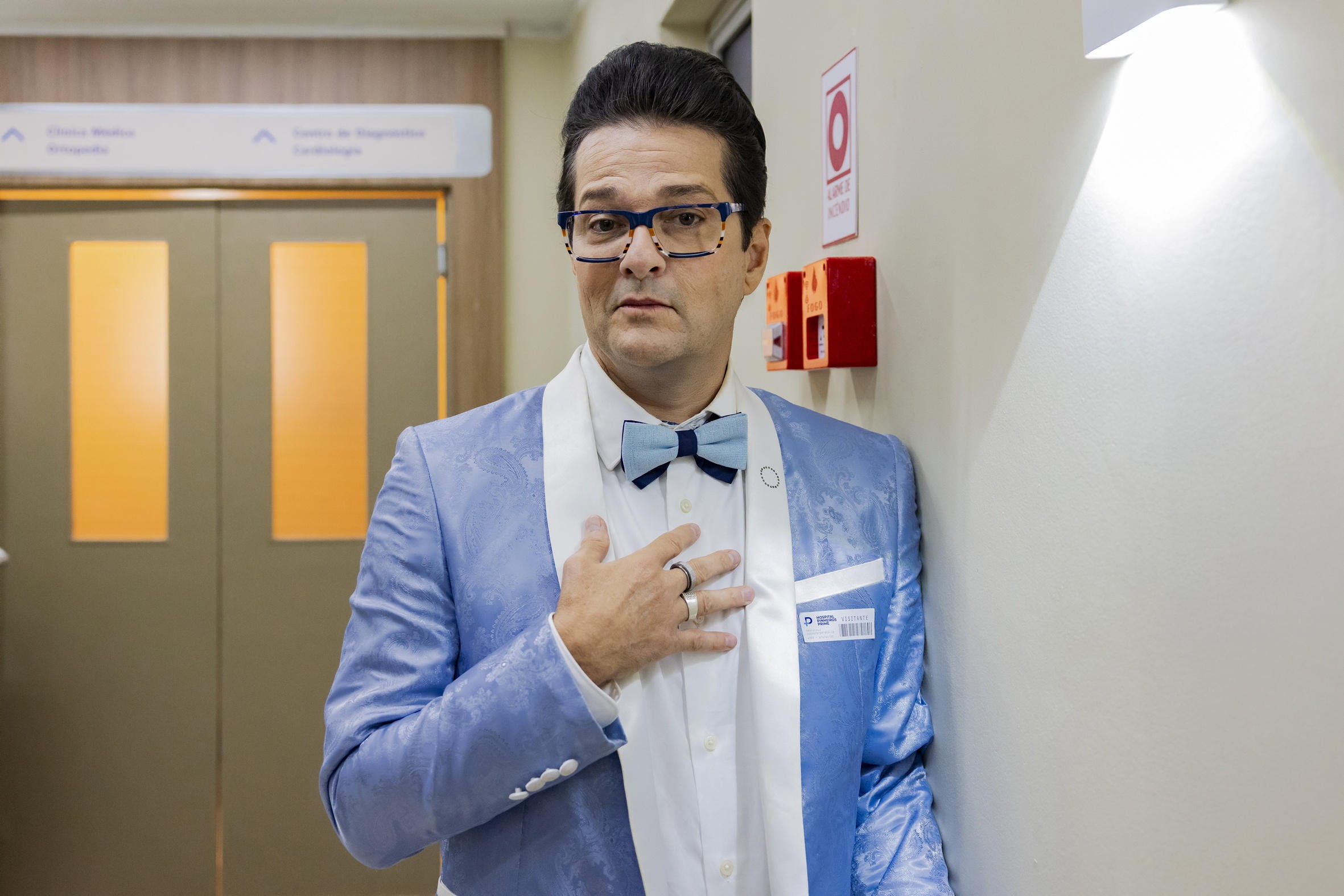 Marcelo Serrado mostra figurino para estreia de Crô em Três Graças