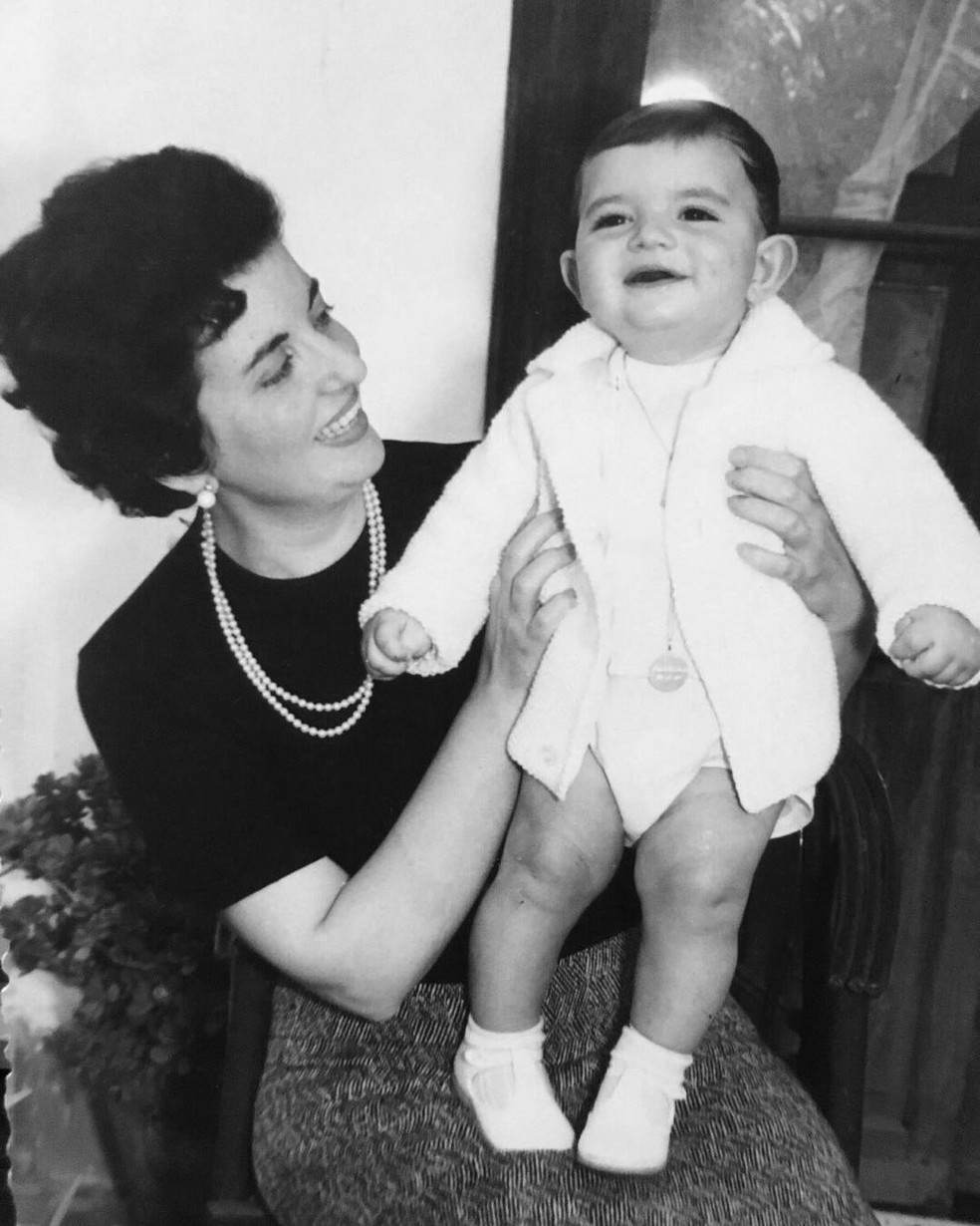 Antonio Banderas compartilhou registro de sua infância no colo da mãe — Foto: Reprodução/Instagram