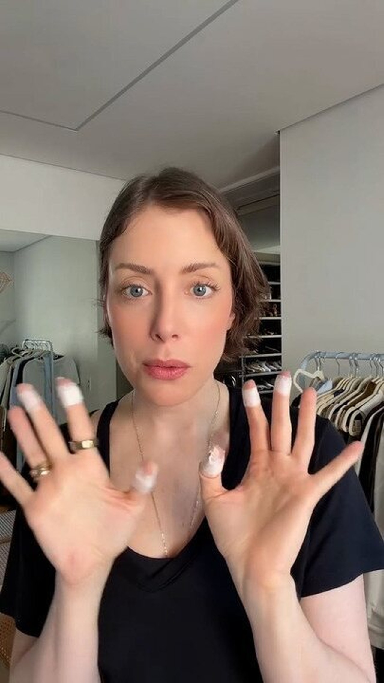 Fabiana Justus relata transtorno que a faz machucar os dedos com os dentes