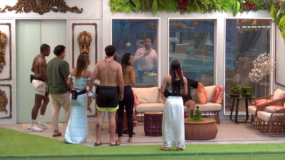 Gil apareceu para os brothers no BBB 24 — Foto: Globo