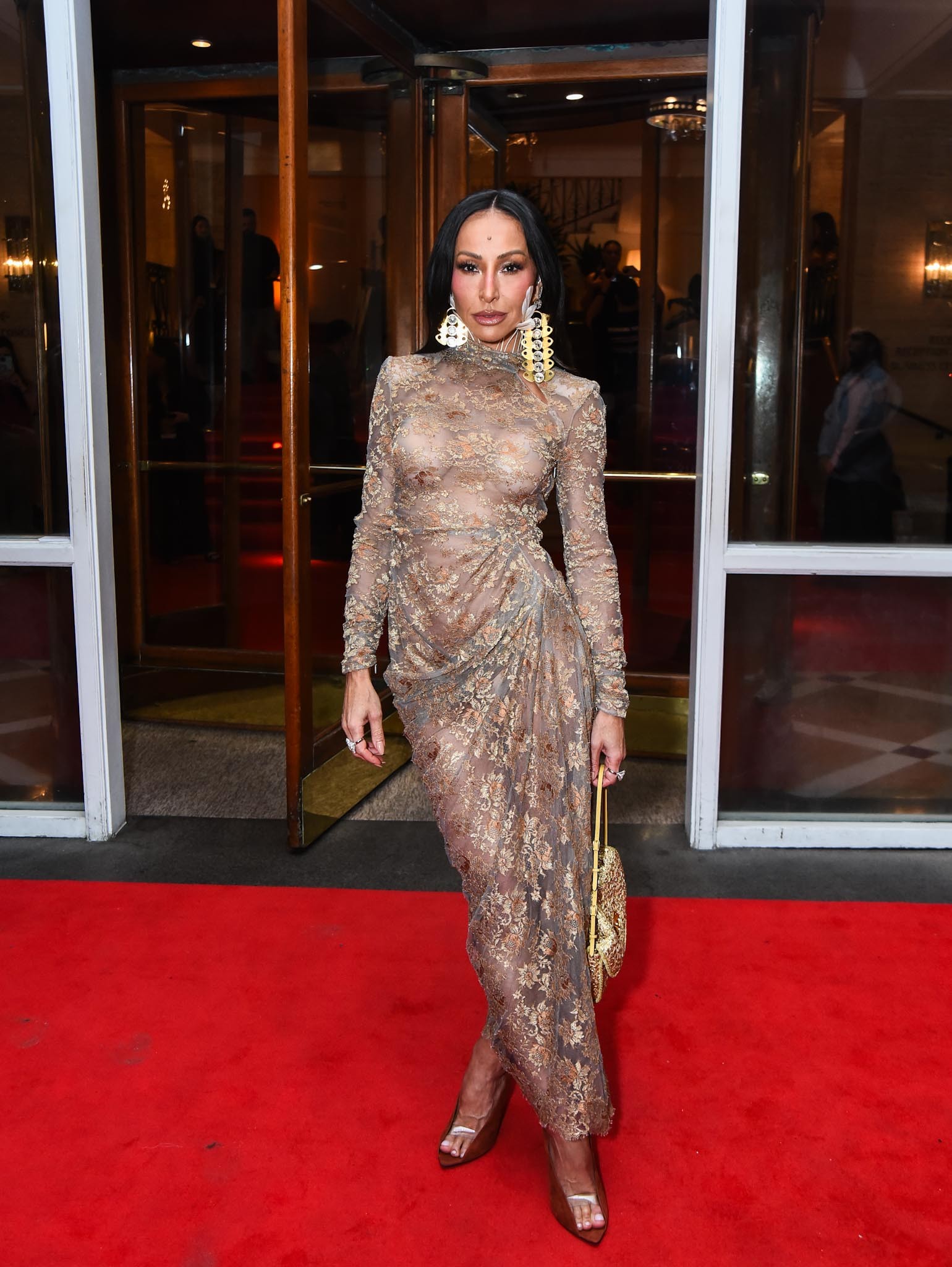 Sabrina Sato comenta look grifado 'básico' e brinca sobre brincos: 'É assim, não quebrou'