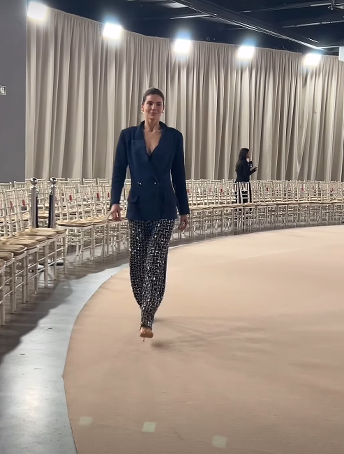 Camila Queiroz e mais famosas prestigiam evento de moda, em São Paulo