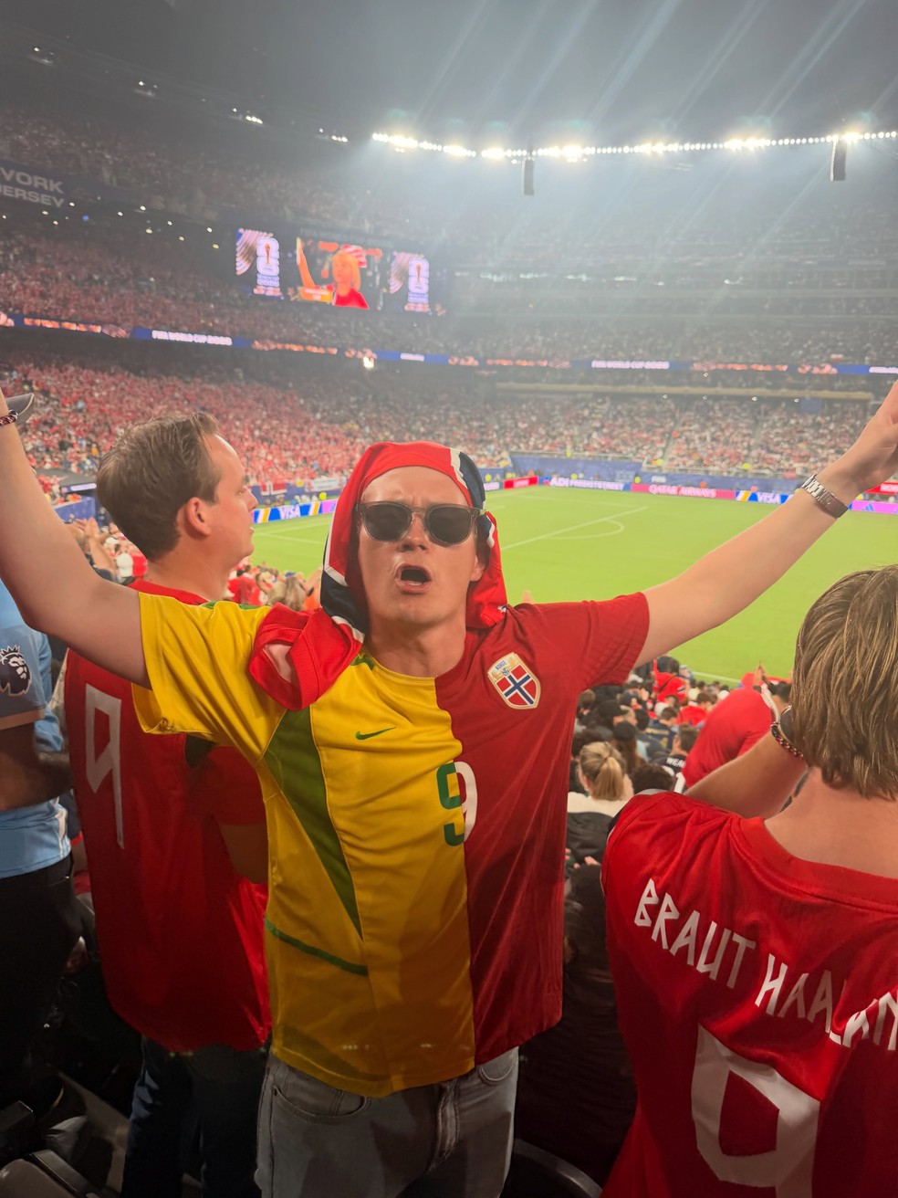 Namorada de Haaland comemora classificação da Noruega com álbum e camisa de amigo chama atenção — Foto: Instagram