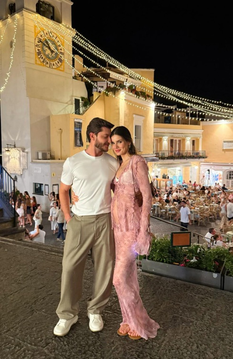 Klebber Toledo abre álbum de viagem romântica com Camila Queiroz