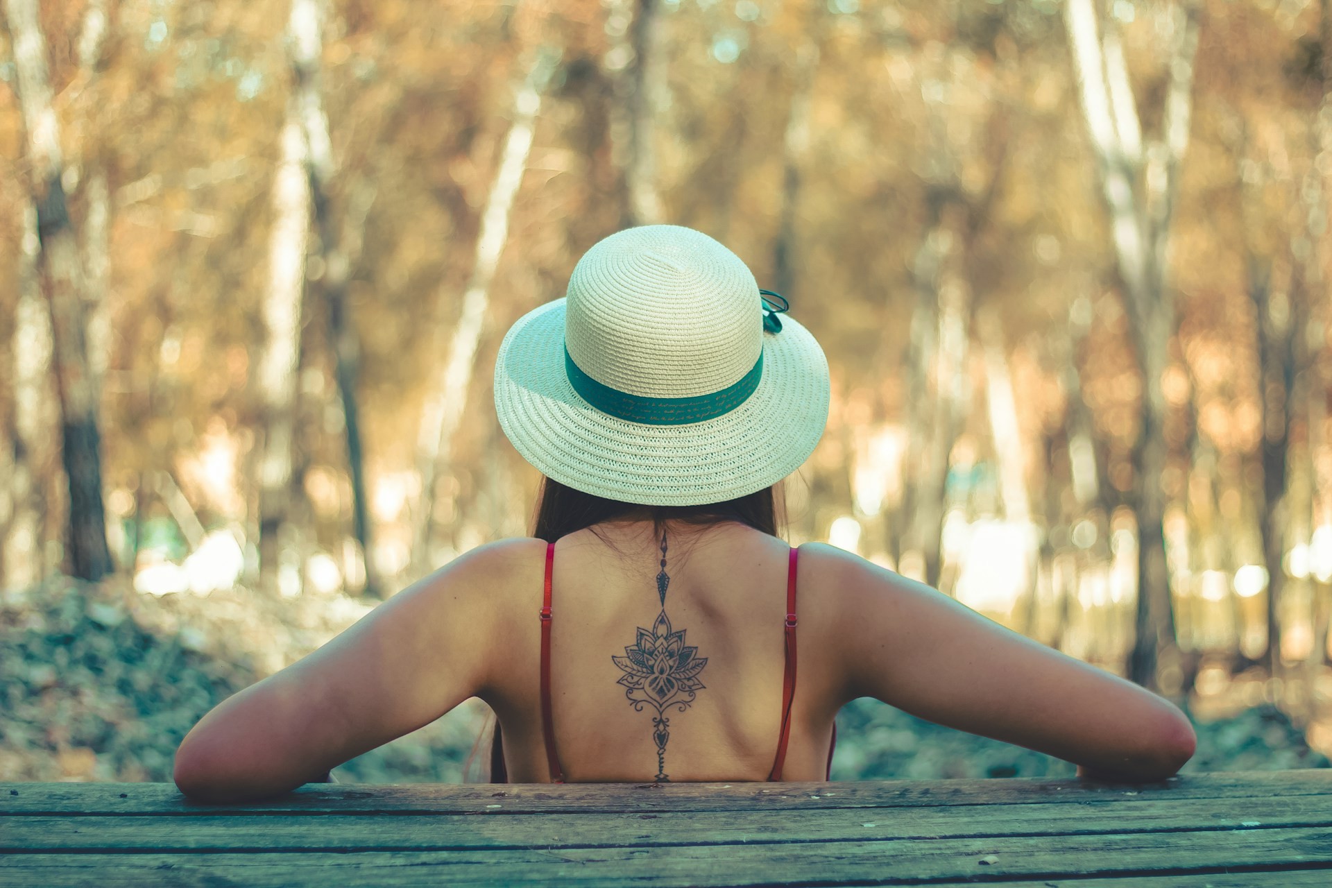 Guia de verão: como cuidar de tatuagens e piercings no calor intenso