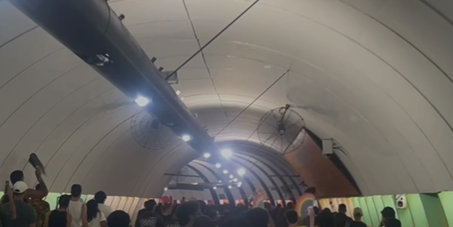 Fãs de Lady Gaga cantam 'Bad Romance' e batem leque na chegada a Copacabana para o show da cantora