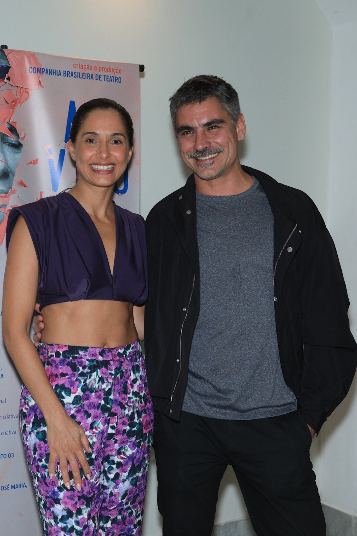 Camila Pitanga faz rara aparição pública com o namorado em estreia de peça de teatro