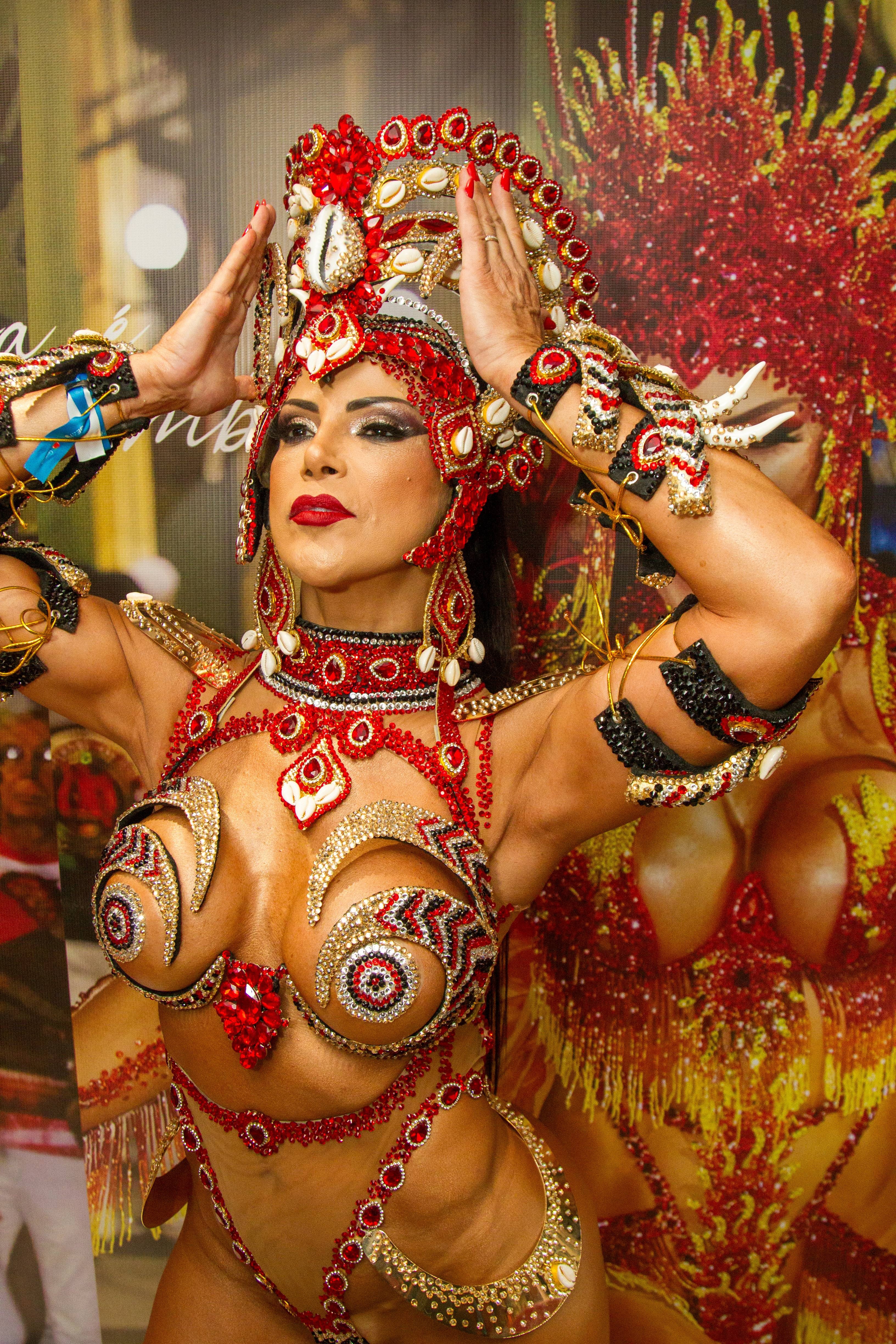 Decacampeã de karatê, Alice Alves, é anunciada como rainha de bateria da Estácio de Sá