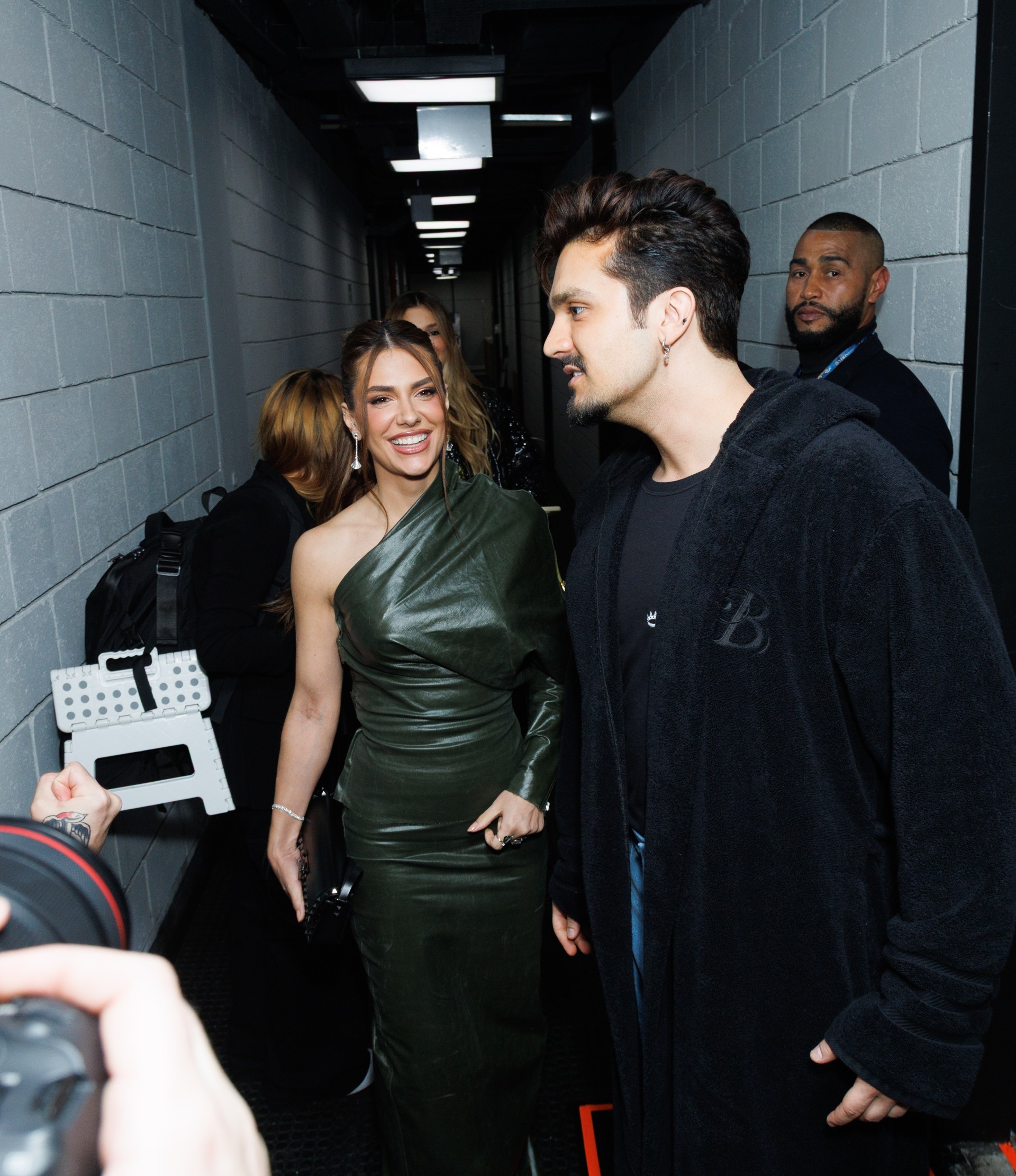 Luan Santana posa com Jade Magalhães antes de gravação de DVD