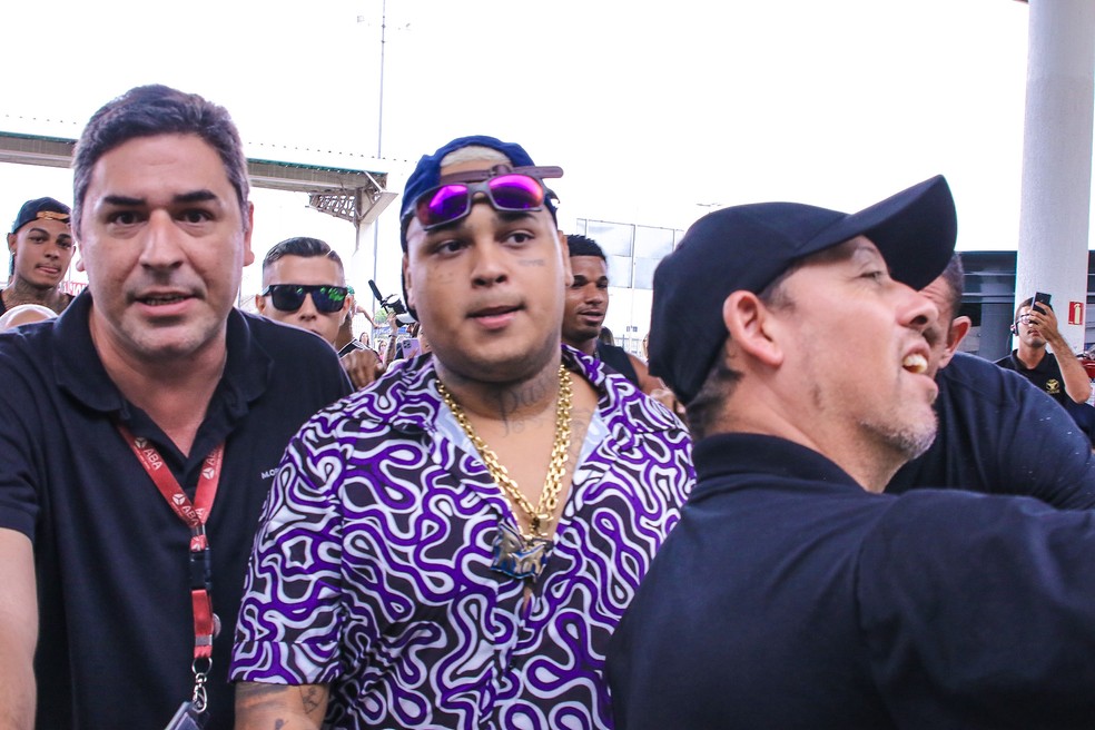 MC Ryan causou tumulto em sua chegada — Foto: Thiago Duran/BrazilNews