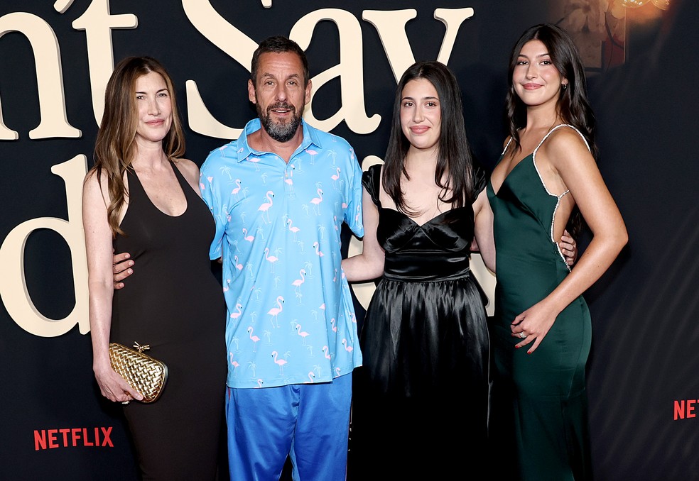 Imagem ilustrativa sobre Adam Sandler estreia filme na Netflix, aparece com filhas no tapete vermelho e já brilha em ‘Gente Grande 3’