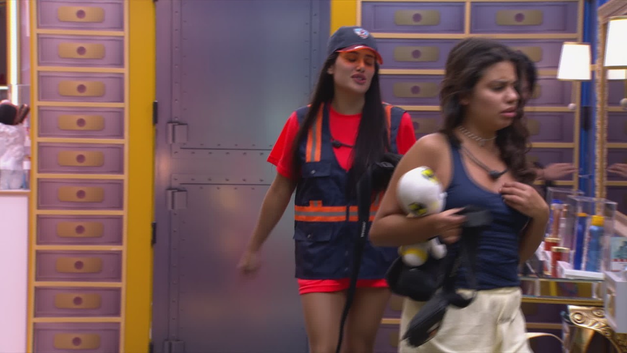 Gabriela dorme em quarto rival e é acordada por Jordana, que dispara: 'Você não é eternos'