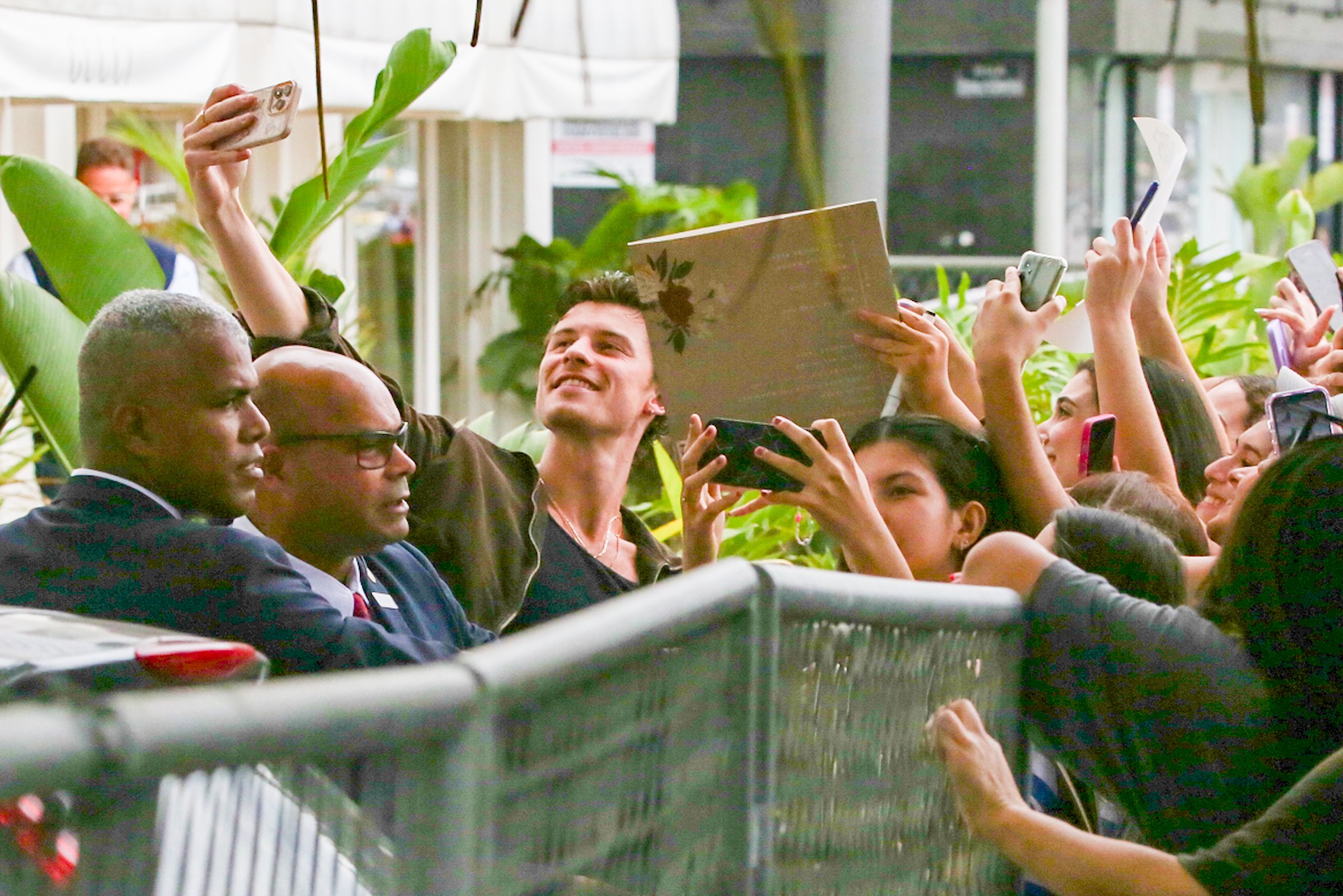 Shawn Mendes é tietado e posa com fãs na porta do Copacabana Palace, no Rio de Janeiro