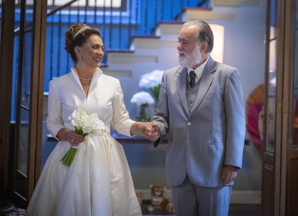 Antônio (Tony Ramos) e Agatha (Eliane Giardini) se casam em 'Terra e Paixão' — Foto: Globo/Paulo Belote