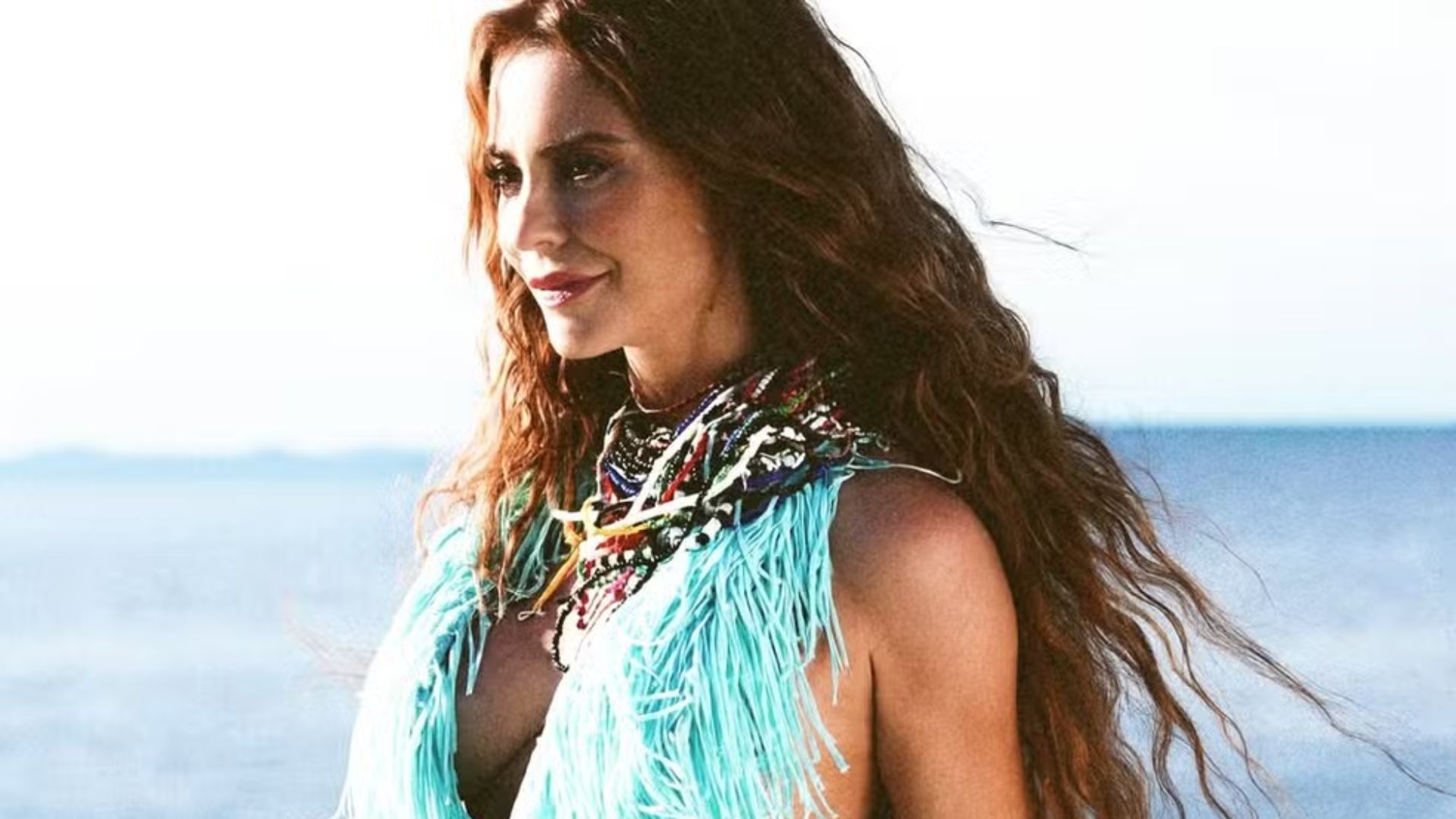 Paolla Oliveira compartilha cliques usando look decotado e ganha elogios: 'Sereia'