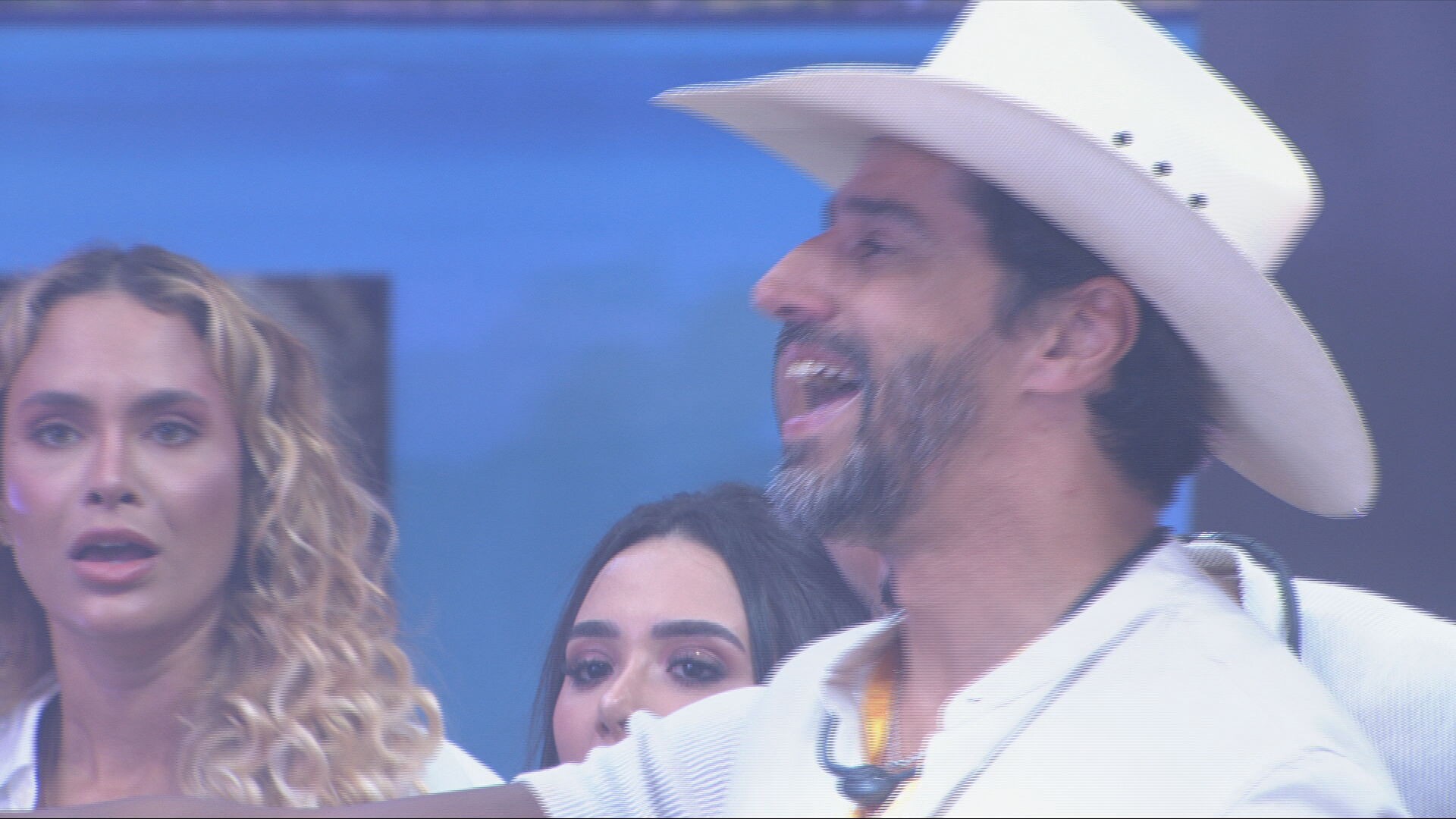 Alberto Cowboy celebra sua liderança com uma Festa de tema Halloween