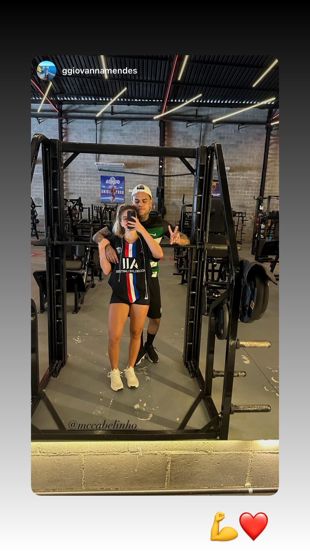 MC Cabelinho posa em clima de romance com a namorada durante treino na academia