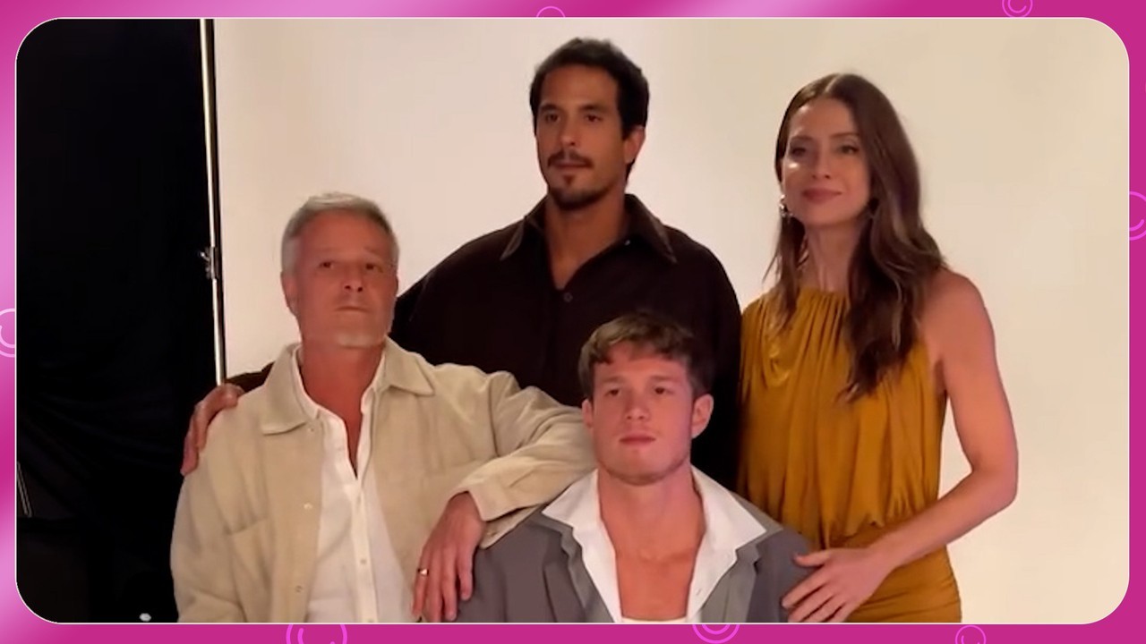 Pedro Novaes posa com o pai, Marcello Novaes, e a mãe, Letícia Spiller, em gravação de fim de ano da Globo