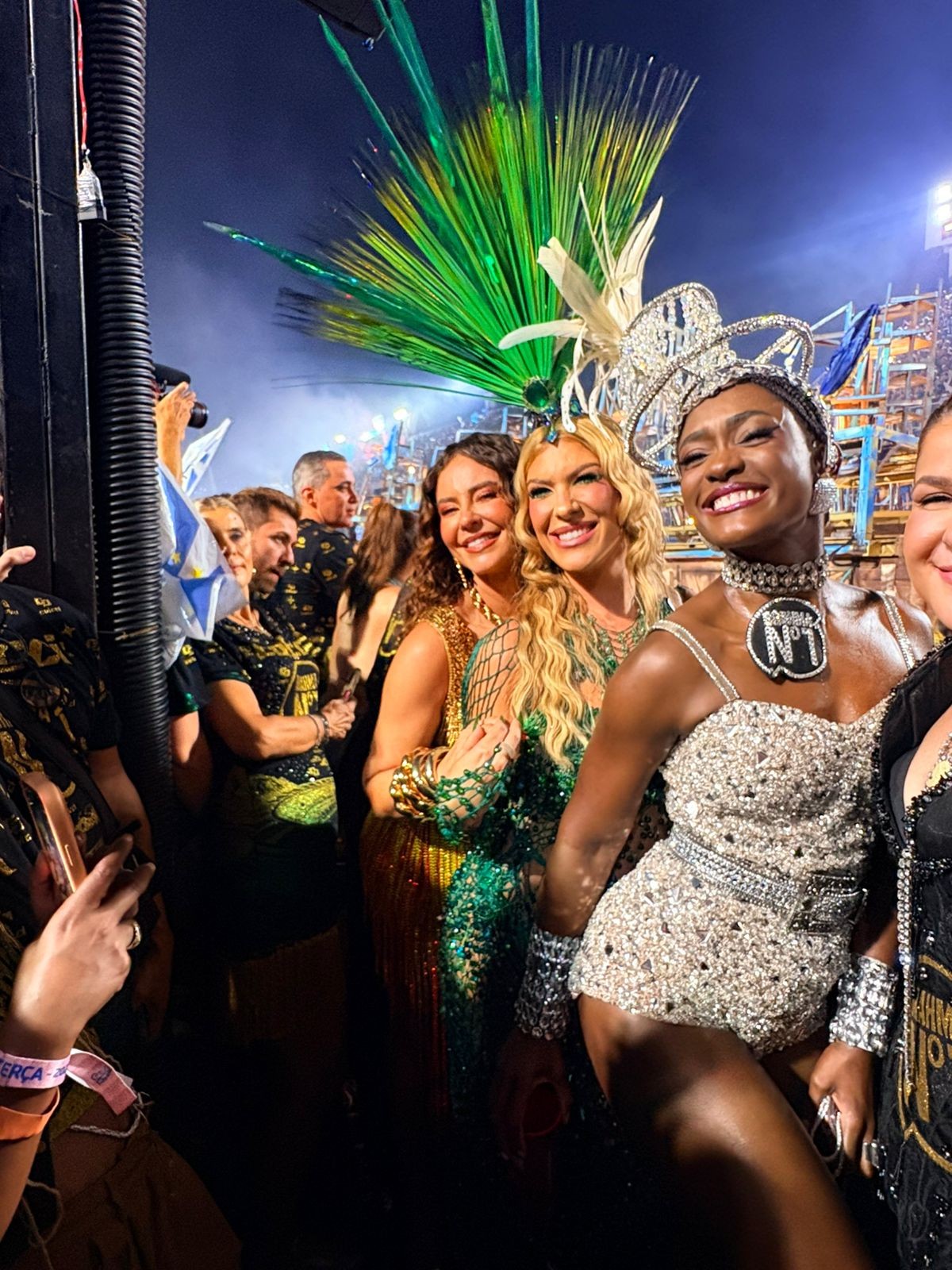 Encontro de musas! Paolla Oliveira, Lore Improta e Erika Januza posam juntinhas na Sapucaí