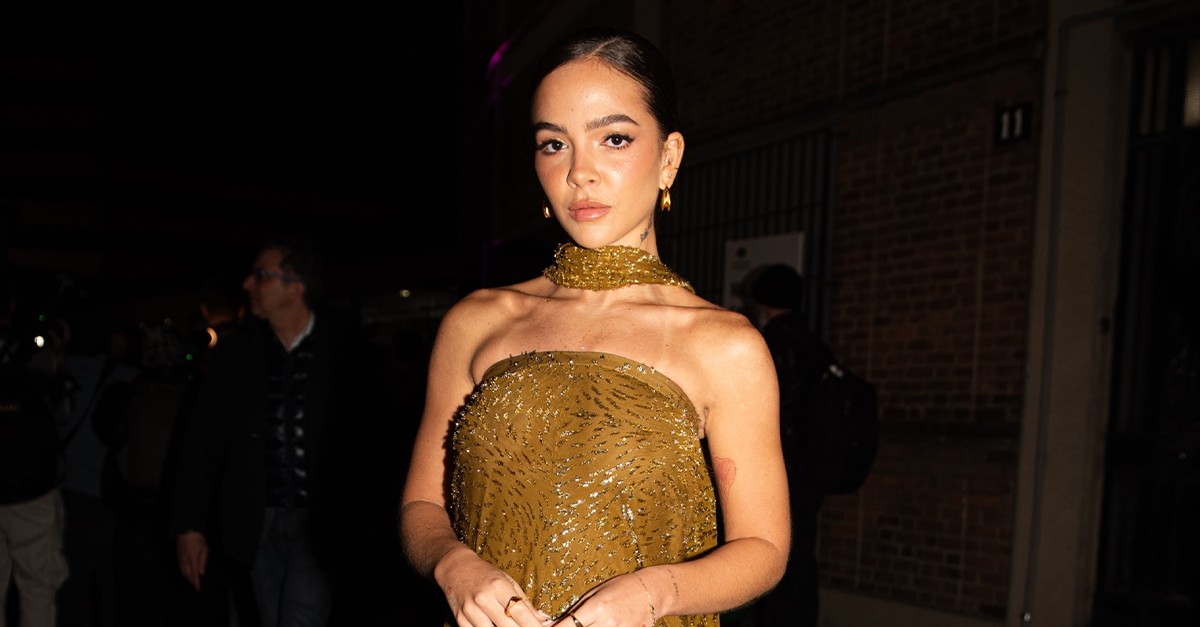 Mel Maia aposta em vestido longo com transparência em desfile de Roberto Cavalli em Milão