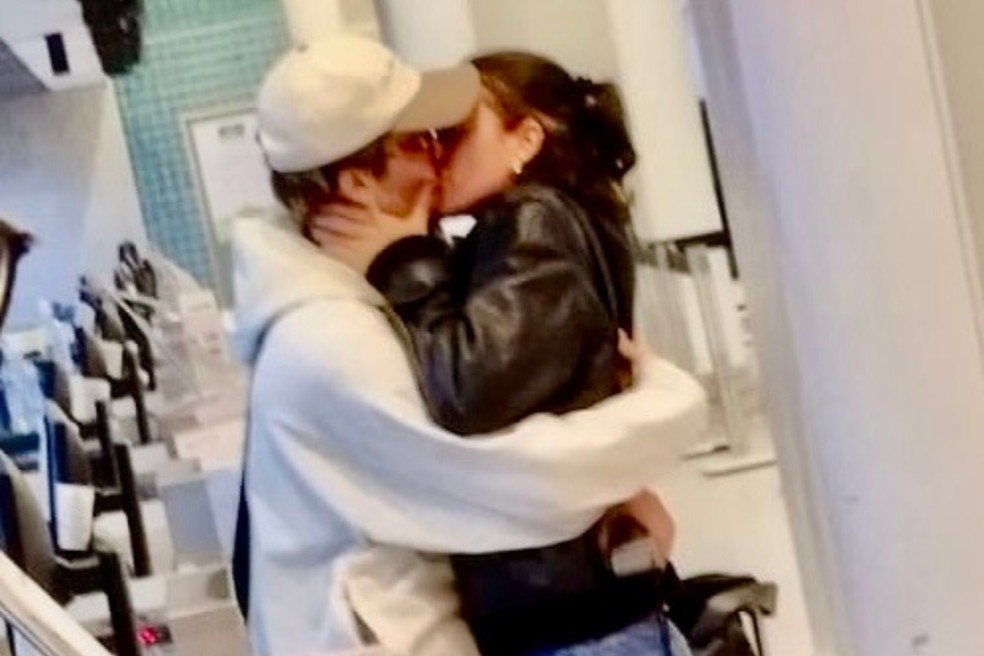 Bruna Marquezine e João Guilherme são flagrados aos beijos — Foto: AgNews