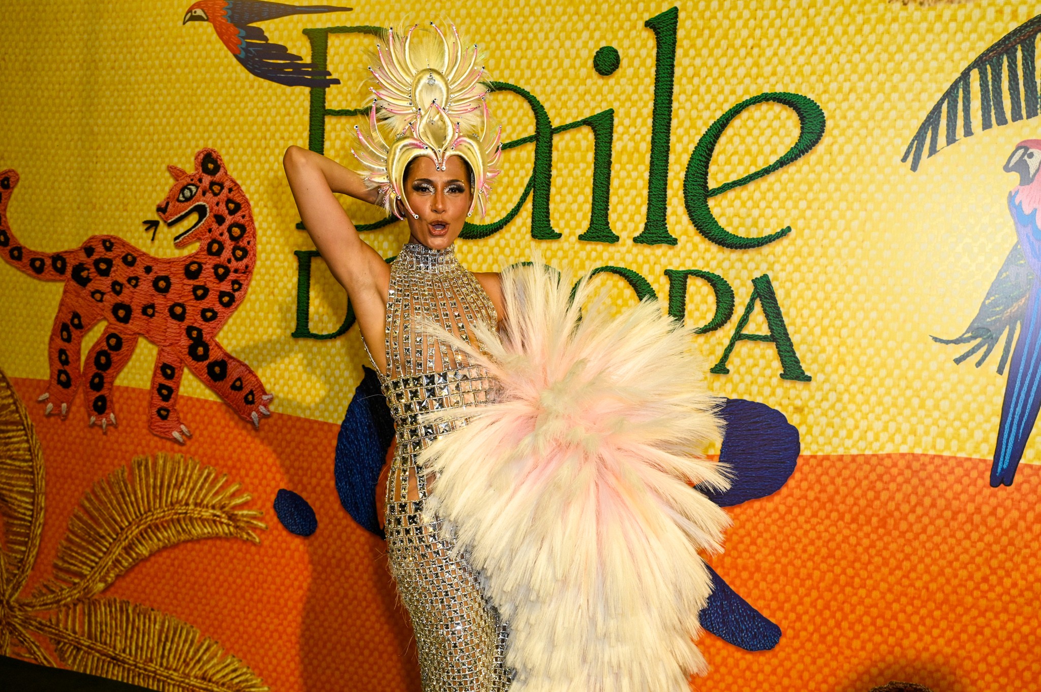 Camila Pitanga posa belíssima como rainha do baile do Copacabana Palace