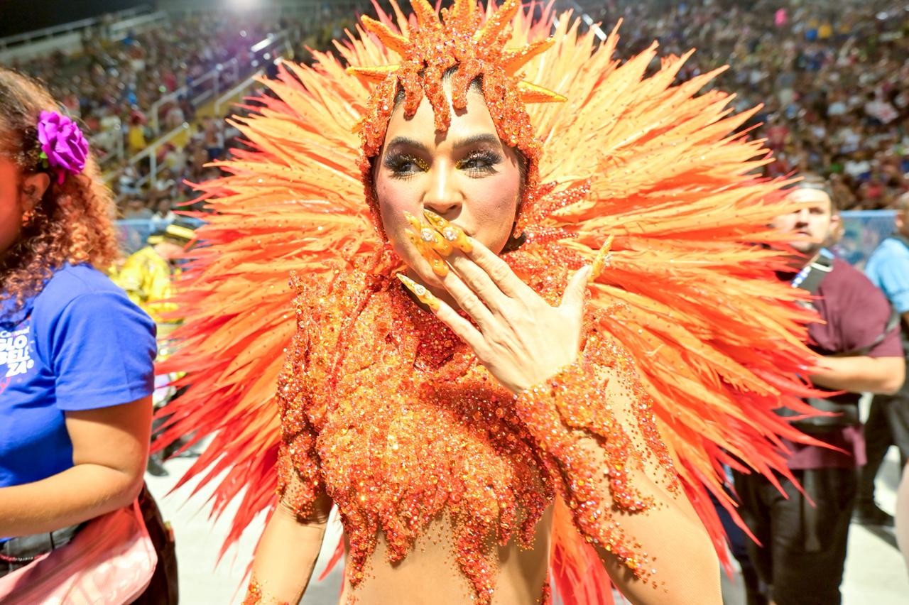 Mileide Mihaile usa fantasia giratória em estreia como rainha de bateria da Tijuca