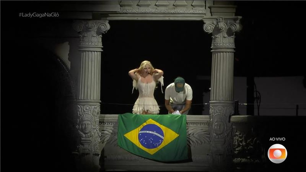 Lady Gaga sorteia fã brasileiro para ler carta ao público durante show