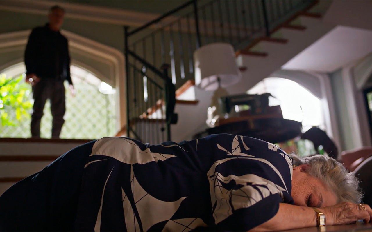 Dona de Mim: Jaques briga com Samuel, empurra Rosa e foge para não ser preso