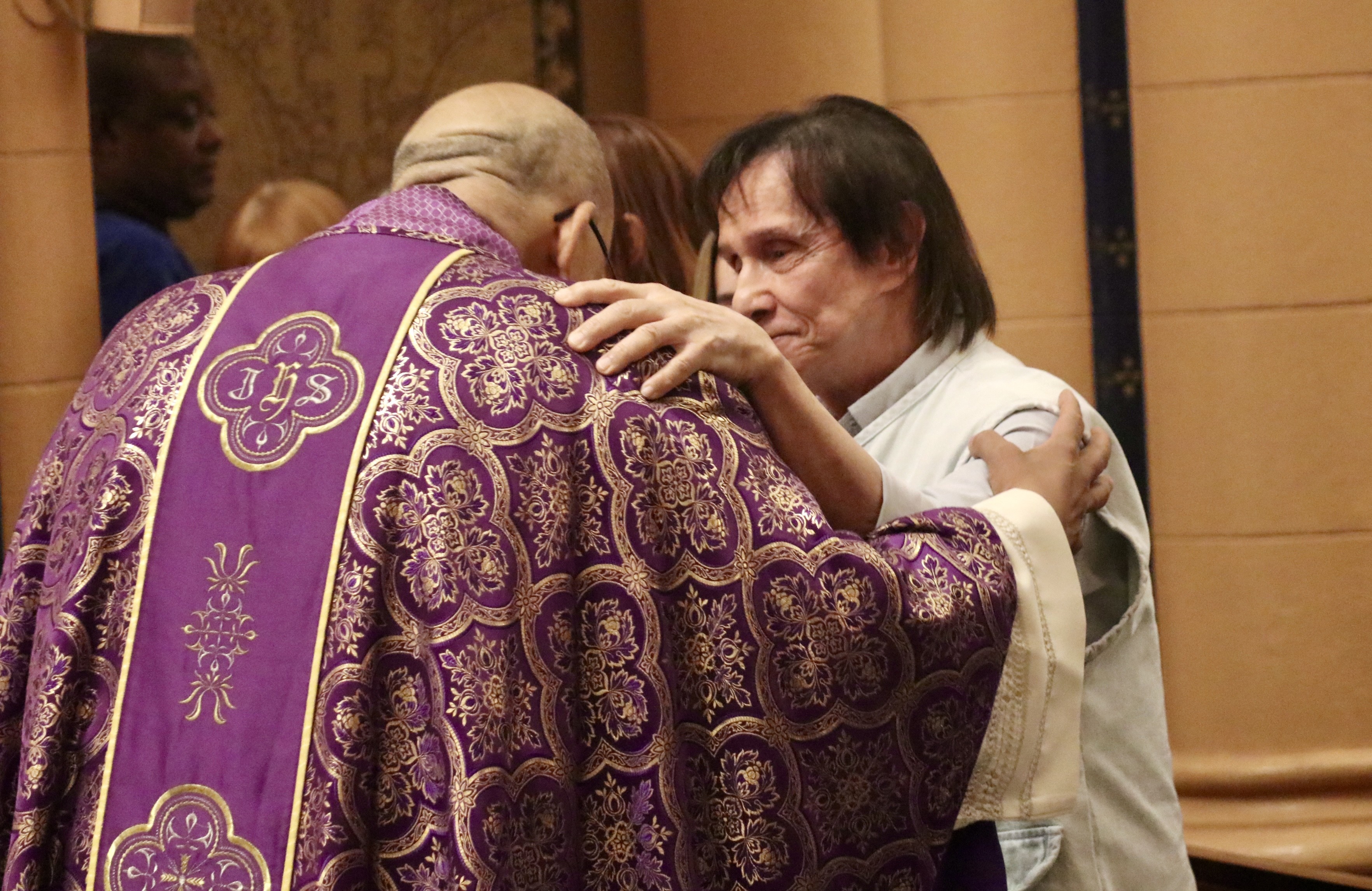 Roberto Carlos participa da missa de sétimo dia da irmã