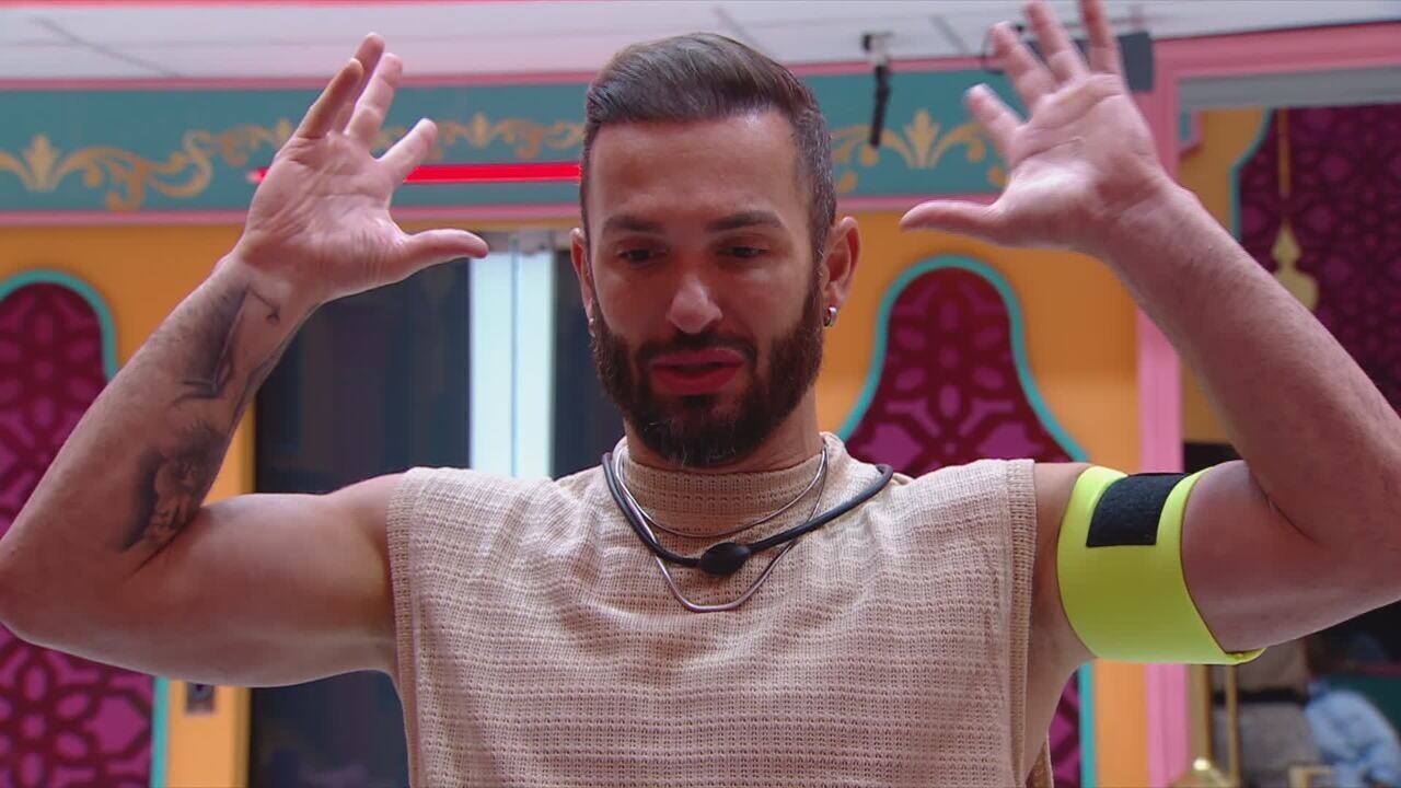 Diego Hypolito compartilha foto antiga na internet, e questiona: 'Será que mudei?'