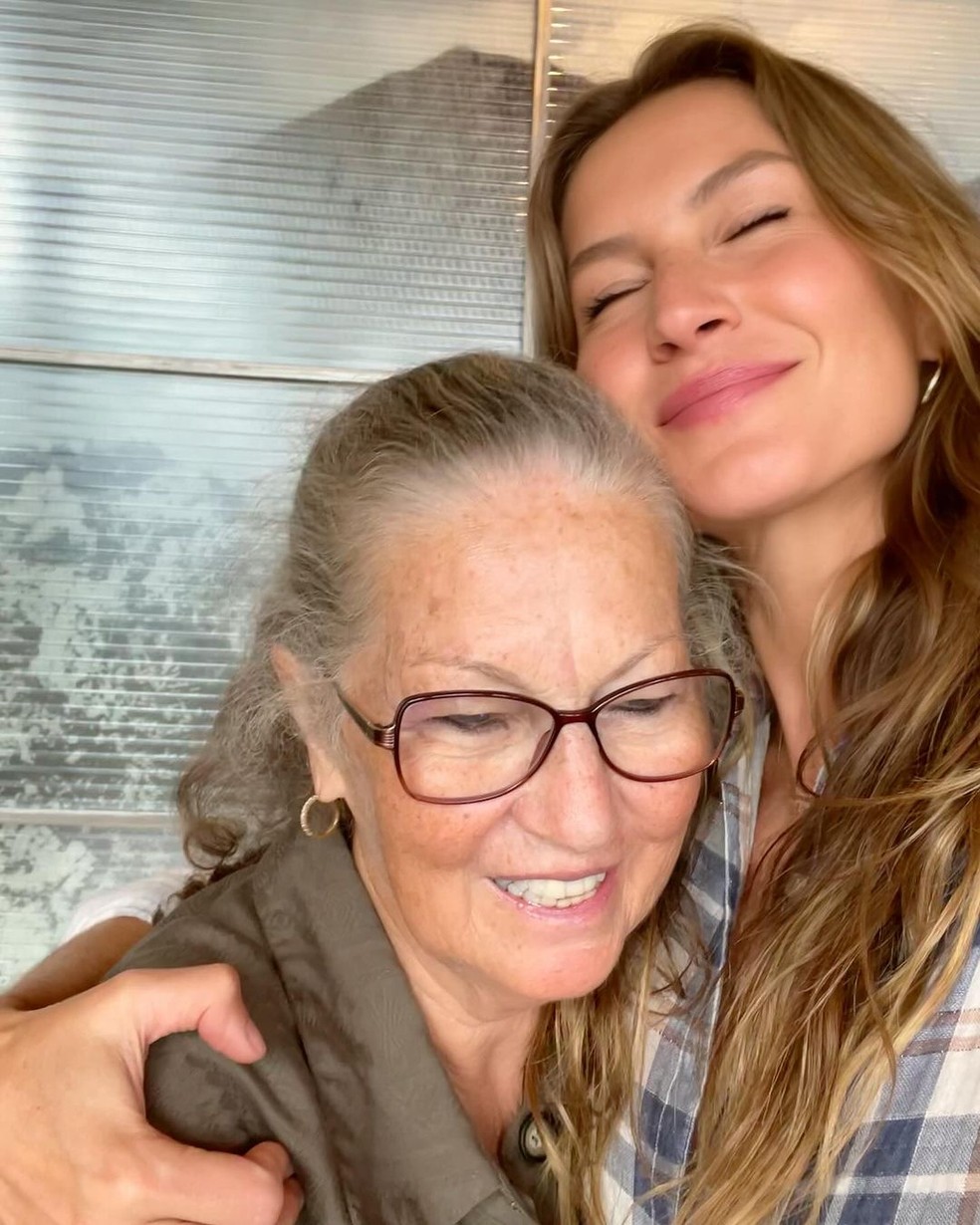 Gisele Bündchen com a mãe, Vânia Nonnenmacher — Foto: Reprodução/Instagram