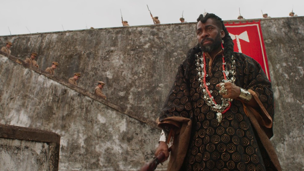 Acompanhado de soldados ingleses, Jendal dará um golpe em Batanga — Foto: Reprodução/TV Globo